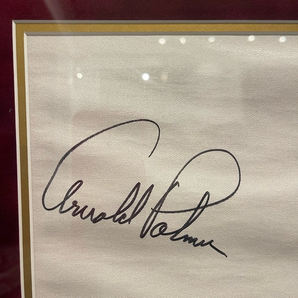 Arnold Palmer 28 1/2x 39 1/2 framed vintage photo with autograph. - Picture 2 of 4